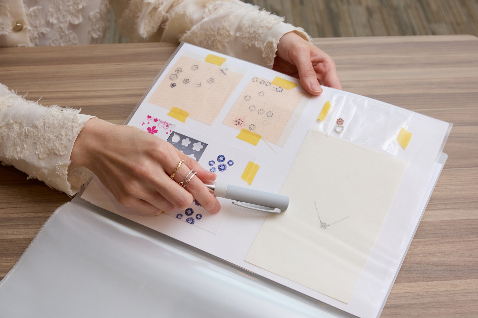 インスピレーションを受けたものや、デザインモチーフなどをノートに手描きし、アイデアの源にしているIRIさん。写真の一部は、桜のネックレスを制作する際のデザイン資料。